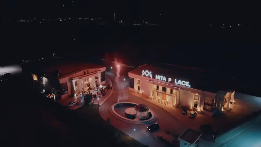 Pamje me dron e sallës së dasmës natën