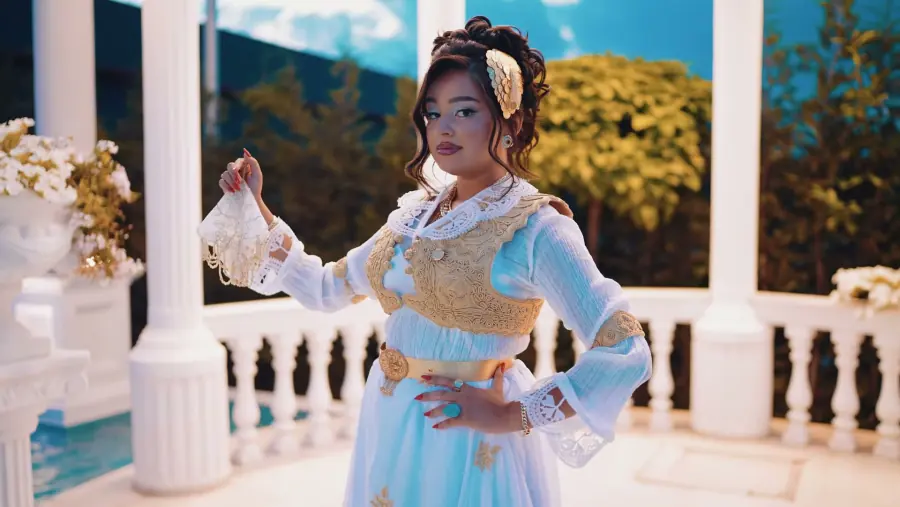 Nusja me veshje tradicionale të bardhë e të artë, në natën e kanës